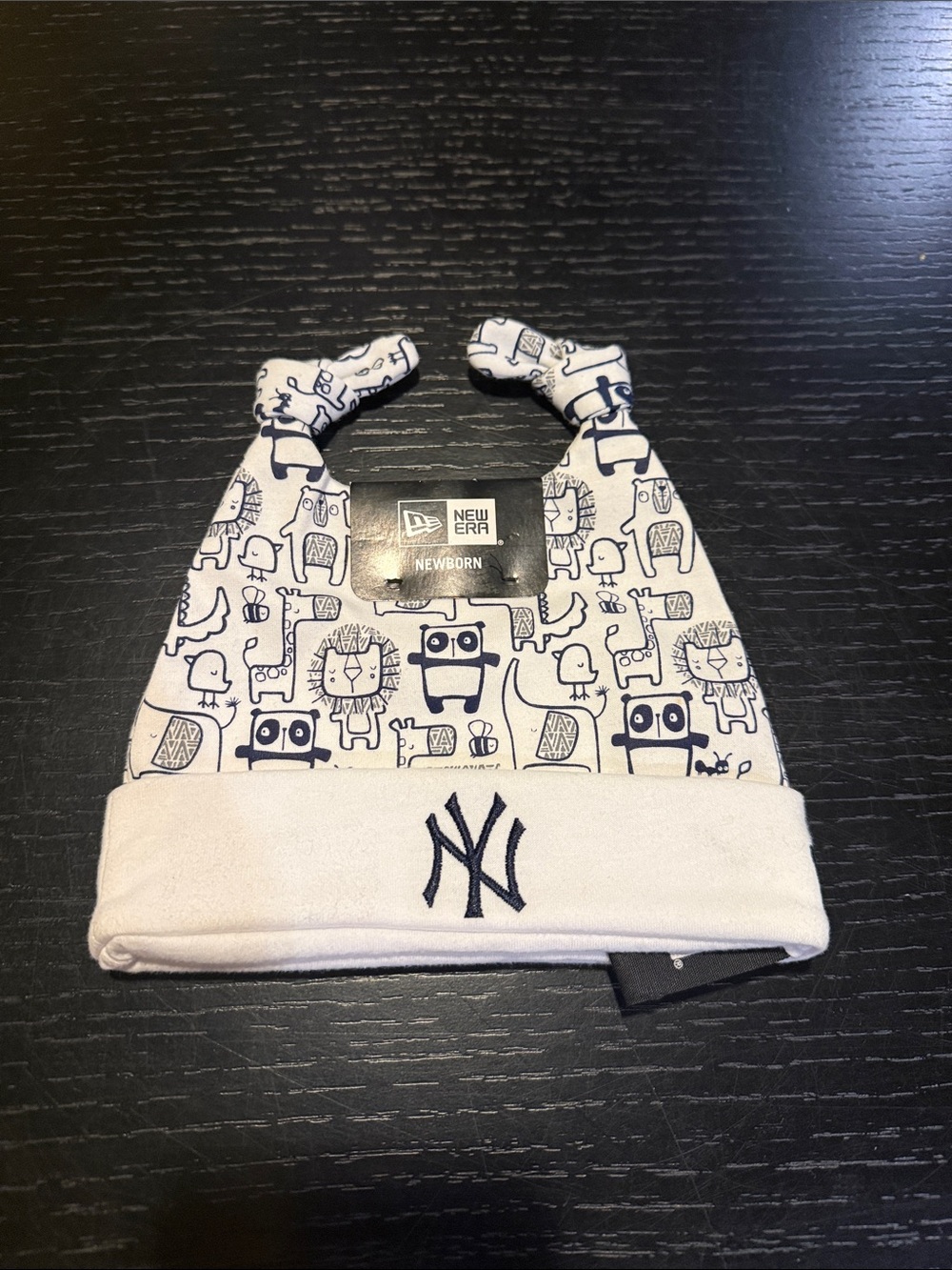 New Era White & Navy Newborn Knot Hat with Yankees Logo